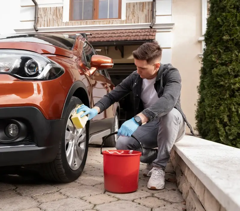 Lavage auto à domicile Saint-Denis-de-Pile : professionnel intervenant sur un véhicule